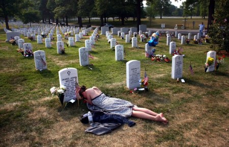 Arlington-National-Cemetery-Memorial-Day-John-Moore-Getty-Images